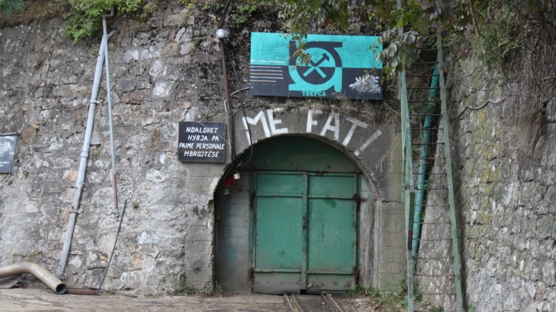 Rudari koji su bili zarobljeni izlaze iz jame u Trepči 