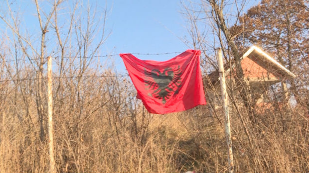 Zastava Albanije na srpskom groblju kod Gnjilana