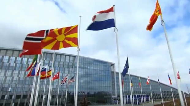 Zastava Severne Makedonije ispred sedišta NATO-a