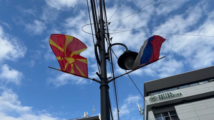 Zastave Severne Makedonije i Srbije na pola koplja i u Nišu, građani palili sveće