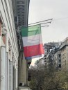 Zastave na ambasadi Italije u Beogradu na pola koplja FOTO