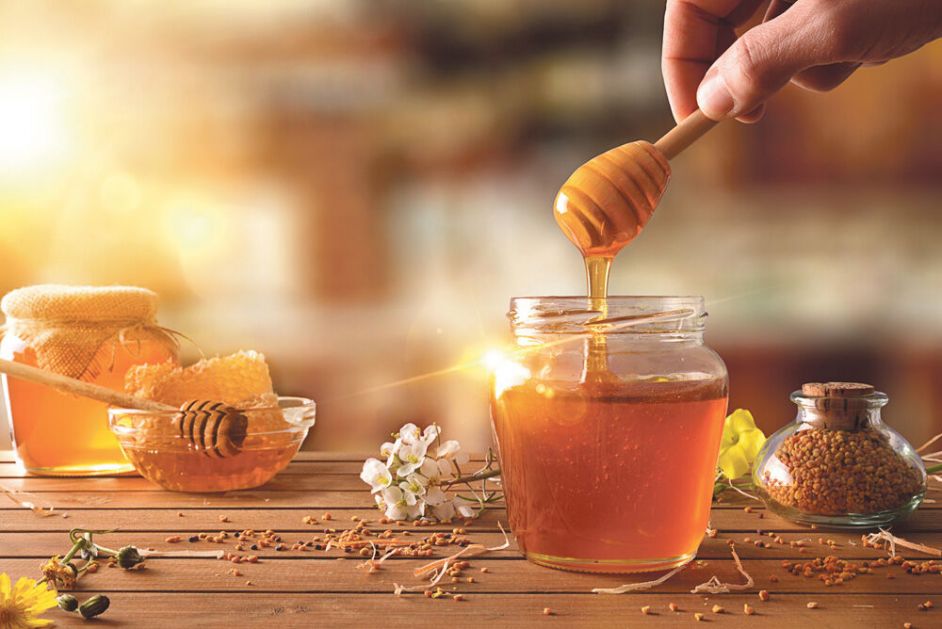 Zašto je dobro pojesti kašičicu meda pre spavanja? Tajna je u jednom nutrijentu koji pomaže da se opustimo