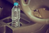 Zašto ne smete piti vodu iz flaše koja je stajala u autu