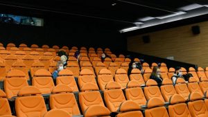 Zašto pozorišta, a ne i bioskopi?