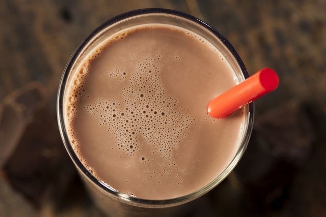 Zašto se čokoladno mleko preporučuje i odraslima?