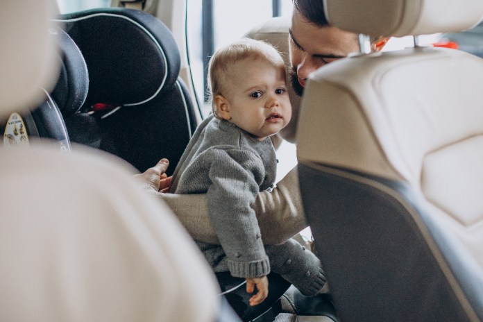 Zašto su auto sedišta okrenuta unazad bezbednija za decu?