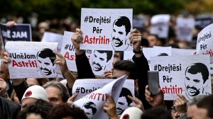 Zašto u Prištini protestuju zbog smrti Astrita Deharija? (VIDEO)