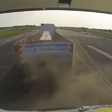Zastrašujuća simulacija lančanog sudara: Auto između dva kamiona (VIDEO)