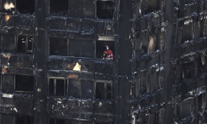 Zastrašujuće scene posle stravičnog požara u Londonu pred kojima su i vatrogasci zanemeli (FOTO, VIDEO)