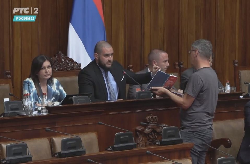 Zavođenje reda u Skupštini – Kada nije tu Orlić, tu je Zukorlić (VIDEO)