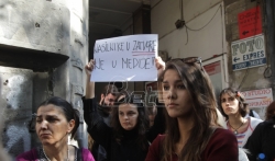 Završen protest ispred Informera, upućen zahtev da intervju sa silovateljem bude povučen