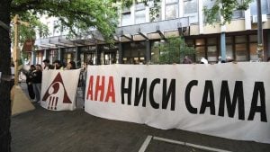Završeno ročište aktivistima SNS koji su tukli studente, okrivljeni negirali krivicu: Ana u sudnici prepoznala napadača