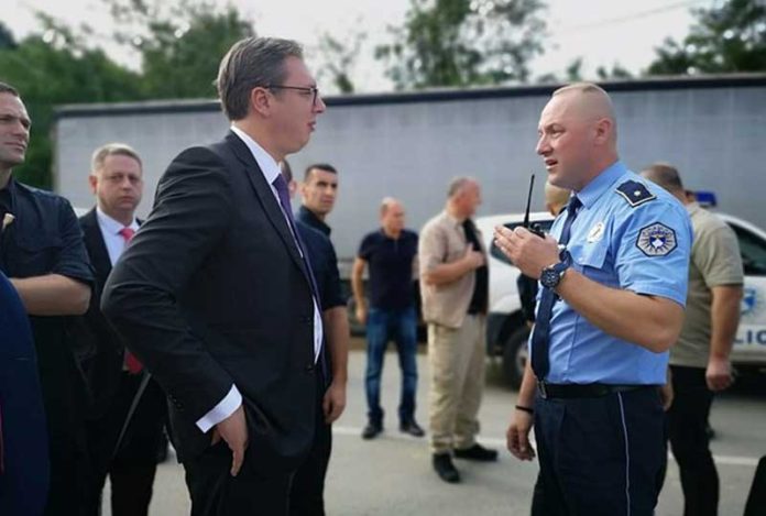 Zbog blokade puta policija na Kosovu zaustavila Aleksandra Vučića i njegovu pratnju