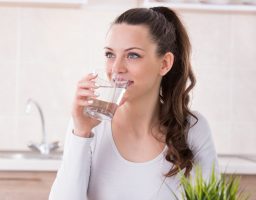 Zbog čega je dobro piti šolju tople vode nakon svakog obroka?