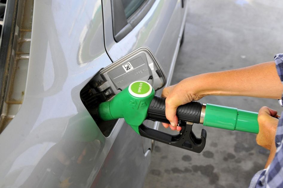 Zbog drastičnog pada cene nafte, pojeftinilo gorivo u regionu: Evo kada će biti jeftinije u Srbiji