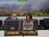Zbog greške tokom dodele nagrada gradonačelnik Leskovca ugostio studentkinju i poklonio joj papagaja