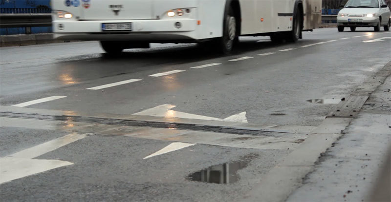 Zbog mokrih kolovoza vozačima se savetuje oprezna vožnja