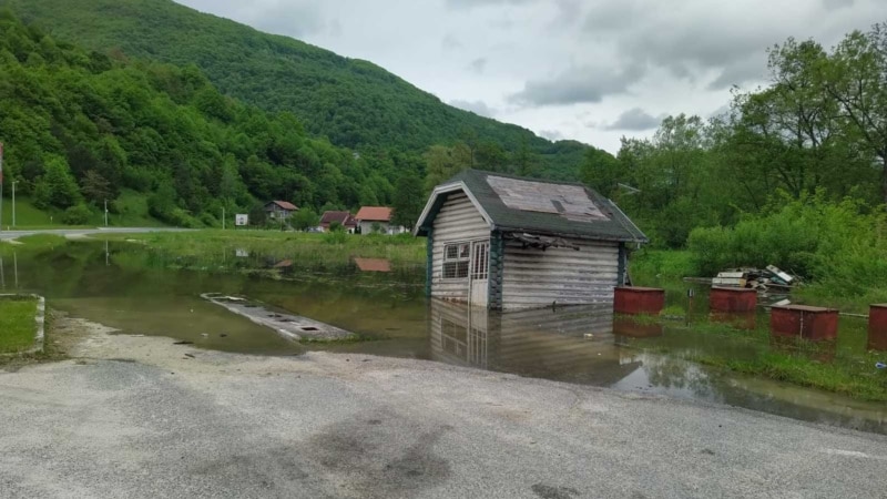 Zbog obilnih padavina izlila se nafta u opštini Jezero u BiH