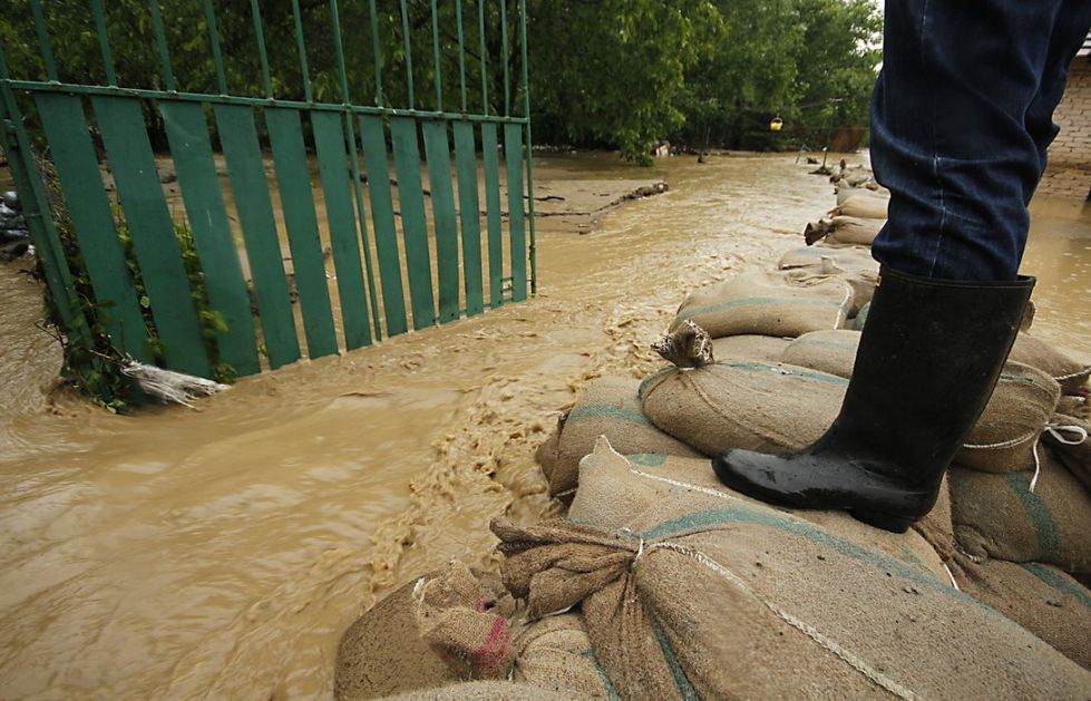 Vanredna situacija zbog poplava u 12 samouprava, evakuisano 85 osoba, vojska i policija  pomažu građanima