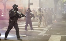 
					Zbog policijske upotrebe suzavca, gumenih metaka demonstranti tužili vladu SAD 
					
									