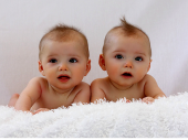 Zbog pomeranja sata, mlađi blizanac postao stariji