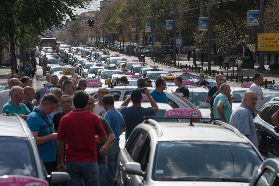 Zbog protesta taksista u centru Beograda bio saobraćajni kolaps