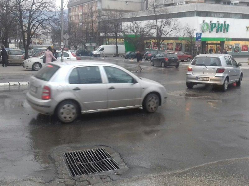Zbog pucanja glavne cevi nekoliko ulica u centru Prokuplja bez vode