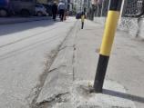 Zbog stubića na trotoaru neizvodljivo mimoilaženje vozila u Ulici majora Tepića 