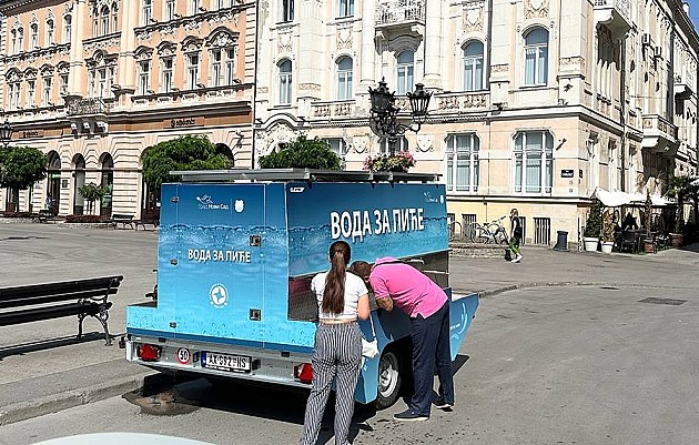 Zbog vrućina na Trgu slobode postavljena cisterna sa pijaćom vodom