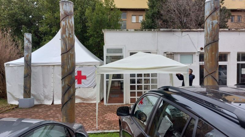 Zdravstveni radnici u Mostaru postavili šator ispred kantonalne Vlade                 