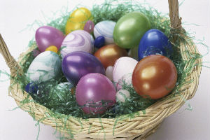 Zeleno povrće, cvekla i crno vino prirodno boje jaja, ali od SOKA GREJPA jaja izgledaju MAGIČNO! 