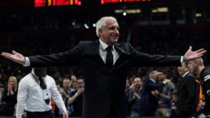 Željko Obradović potpisao ugovor pred prepunom “Arenom”, navijači ovacijama pozdravili gest trenera Partizana