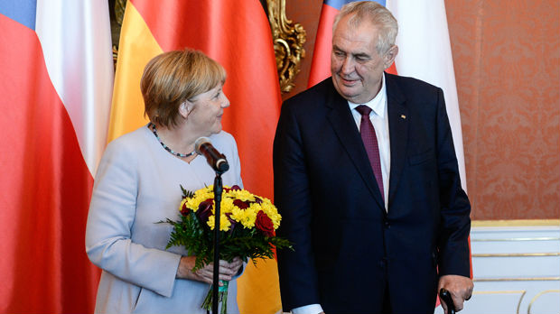 Zeman: Merkelova pozvala izbeglice kod sebe, a šalje ih na ručak kod komšija