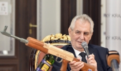 Zeman dobio drvenu automatsku pušku da gadja novinare omiljenim likerom