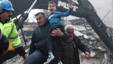 Zemljotres u Turskoj i Siriji: Čudo - izvlače preživelu decu iz ruševina