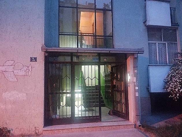 Žena koja je u utorak nađena mrtva na Grbavici preminula prirodnom smrću, nekoliko dana ranije