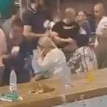 Žena pogođena od strane blokadera: Masovni napad na Pionirski park (VIDEO)