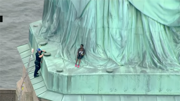 Žena se popela na Kip slobode (FOTO, VIDEO)