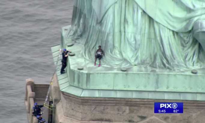 Žena se popela na Kip slobode, evakuisano celo ostrvo