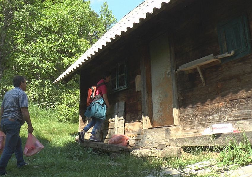 Žena vuk sa Čemerna, živi u kolibi bez struje i vode, hrani se šumskim plodovima i uspešno izbegava ljude