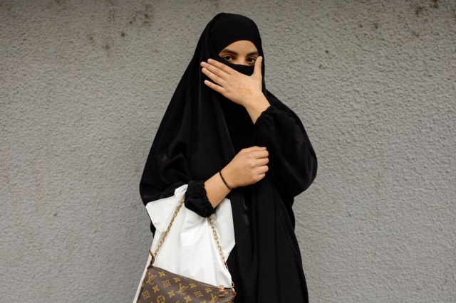 Ženama koje ne nose hidžab biće zabranjen ulazak u gradski prevoz: Uključuje se i policija