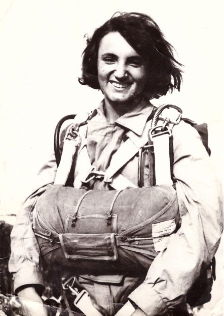 Žene letači za svoju stariju koleginicu: Novinarka skočila padobranom iznad Subotice posle pauze od 57 godina