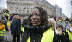Žene u žutim prslucima u protestu protiv nasilja