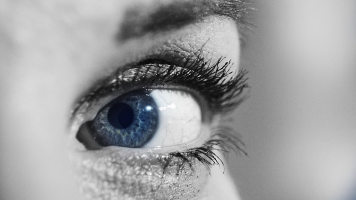 Ženi u oku pronašli 17 spojenih kontaktnih sočiva
