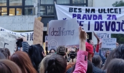 Ženska solidarnost: Protest ispred Informera zbog opšte mizoginije koja vlada u Srbiji (VIDEO)