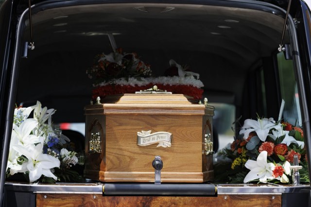 Ženu proglasili mrtvom, a onda je na sahrani počela da lupa u sanduk VIDEO