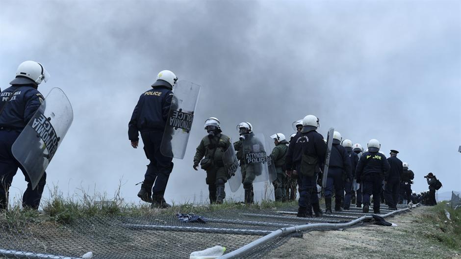 Žestoki okršaj policije i migranata u Grčkoj (FOTO)