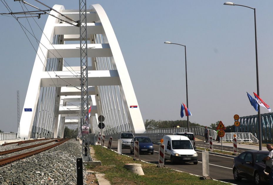 Žeželjev most sa Petrovaradniske strane dobija kružni tok