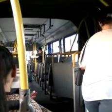 Zglobni autobus se raspao na dva dela u toku vožnje: Putnici vrištali i bežali u panici! (FOTO/VIDEO)