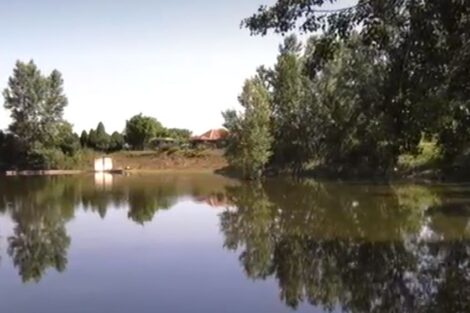Žikino jezero – prirodna oaza ukrašena etno vrtom i starom srpskom kućom